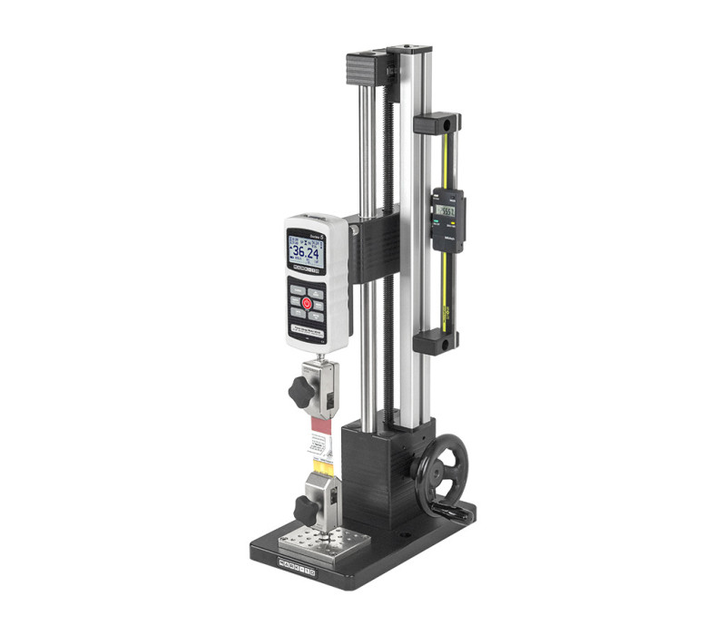 El banco de pruebas manual ES30 cuenta con un volante lateral ergonómico y una capacidad de 1 kN. Aquí se muestra con un dinamómetro digital de la serie 5 y un par de mordazas para película y papel G1008. Y equipado con la pantalla de desplazamiento digital opcional ESM001 de 150 mm.