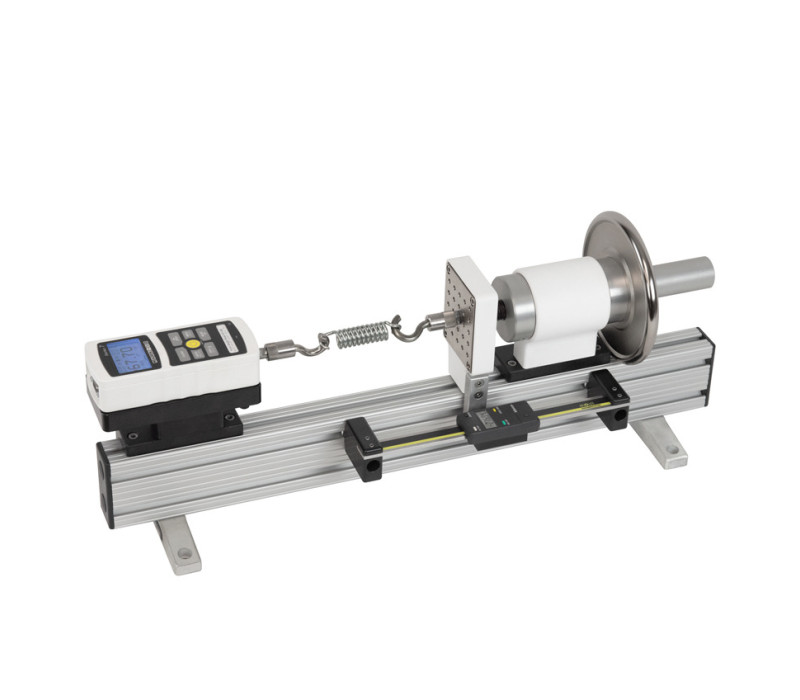 El banco de pruebas horizontal TSC1000H se muestra en una operación de ensayo de muelles de tracción con un dinamómetro digital de la serie 5, un juego de ganchos y un indicador digital de recorrido opcional.