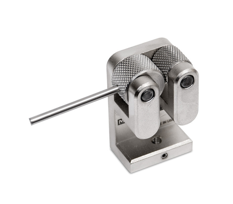 La pinza de doble rodillo G1002 está disponible en dos tamaños para adaptarse a una amplia gama de diámetros de muestra. La acción de leva y los rodillos dentados aseguran la muestra.