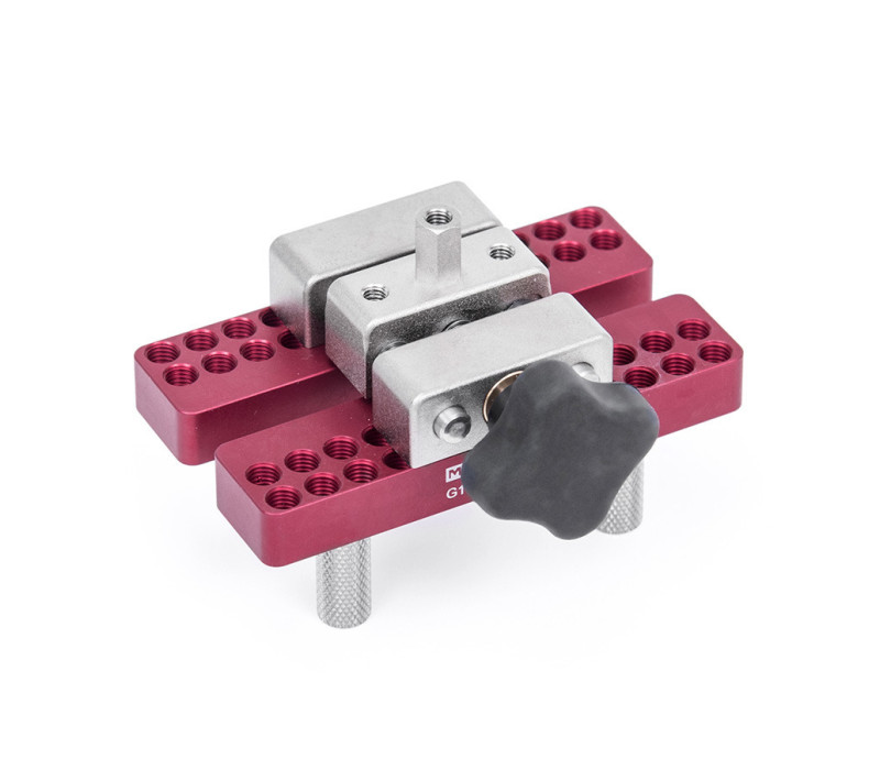 G1058 es una pinza universal para aplicaciones de pruebas de tracción y de torsión. Los postes metálicos dentados ajustables se adaptan a una gran variedad de formas y tamaños de muestras.