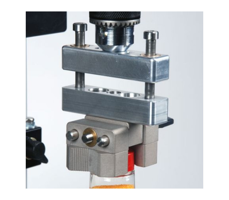 El compensador axial AC1029, que se muestra montado entre un sensor de torsión de la serie R50 y la pinza G1053.