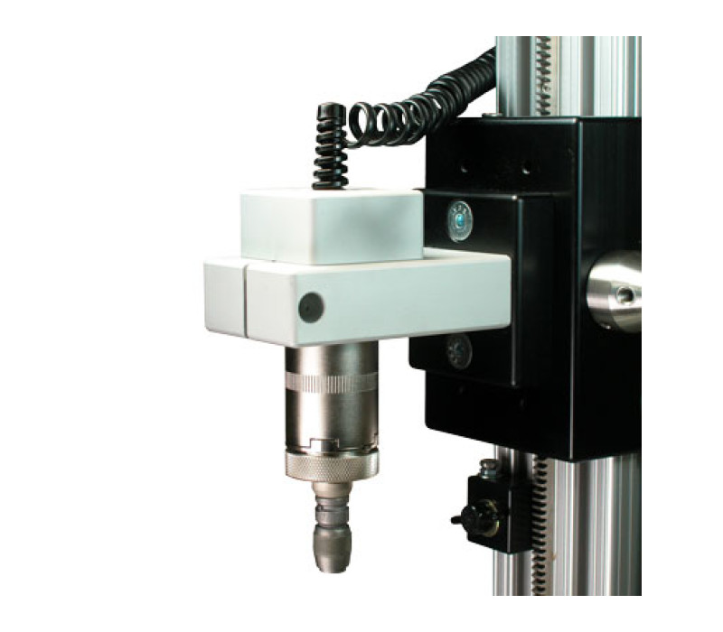 Aquí, un kit de montaje opcional adapta el sensor a un banco de pruebas de par manual modelo TST.
