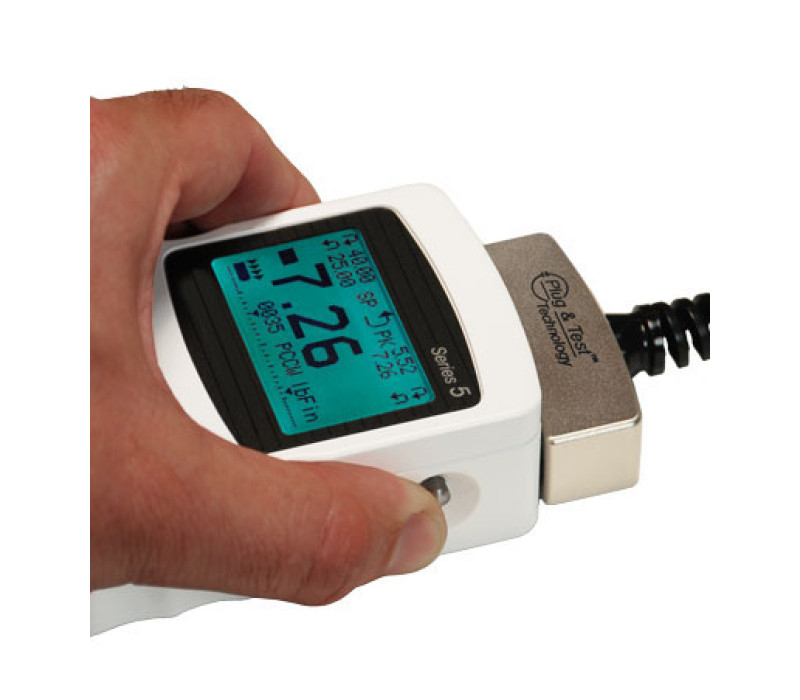 El conector Plug &amp; Test® se bloquea en el receptáculo del indicador cuando está completamente insertado. Los dos botones de la carcasa del indicador liberan el conector para facilitar su extracción. Los contactos de resorte chapados en oro garantizan una conexión duradera y fiable.