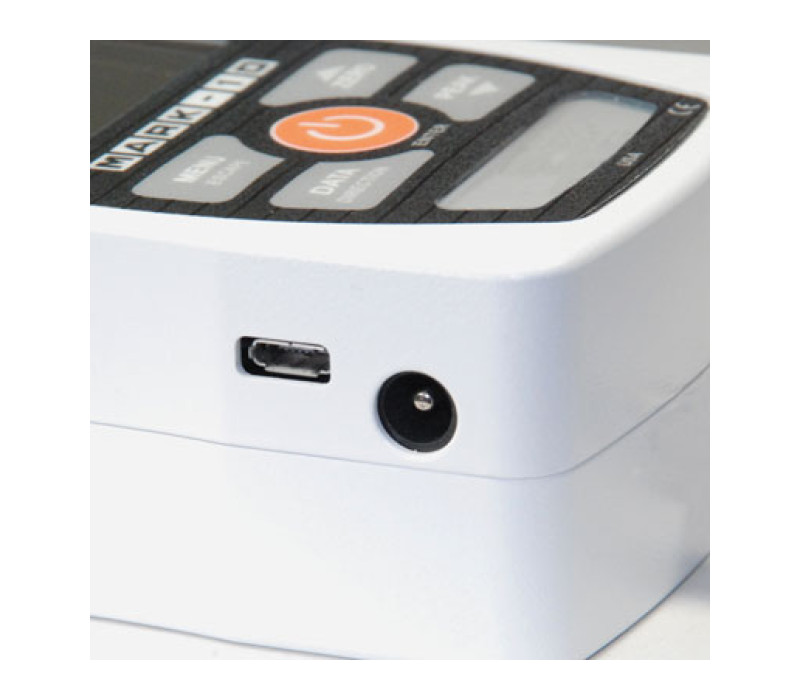 El conector USB y la toma de entrada de alimentación de CA están convenientemente situados en el lateral de la carcasa del medidor.