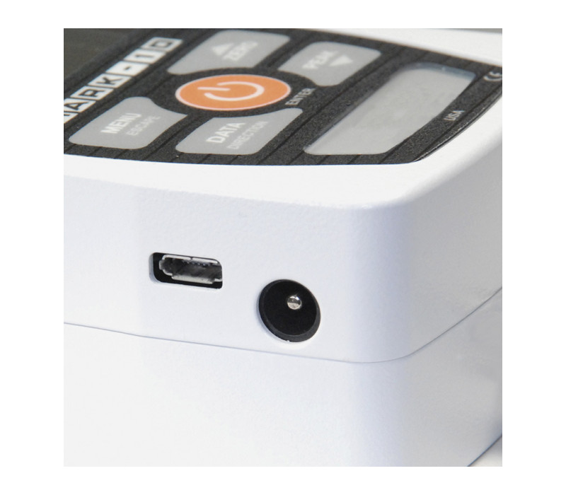 El conector USB y la toma de entrada de alimentación de CA están convenientemente situados en el lateral de la carcasa del medidor.