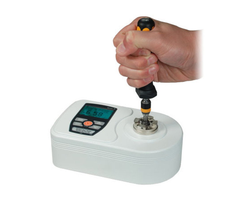 Para utilizar el dinamómetro TT02, basta con colocar la herramienta dinamométrica en el receptáculo universal y girarla. La lectura mostrará el tiempo real o el valor de torsión pico en el sentido de las agujas del reloj o en sentido contrario. Aquí se muestra con una herramienta dinamométrica manual.