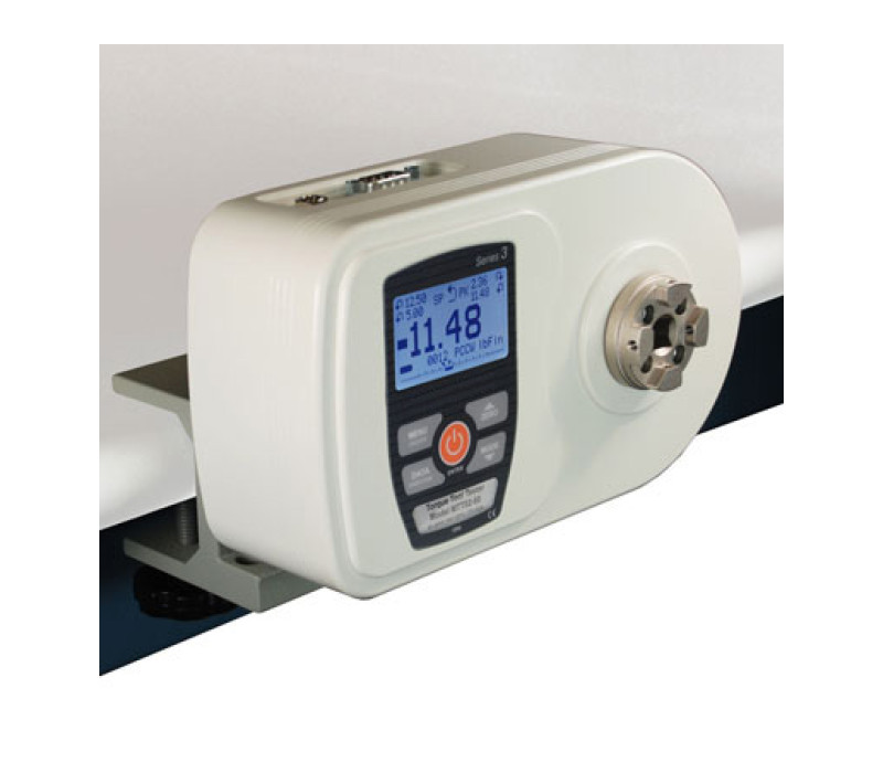 El kit de montaje opcional fija la TT02 a un banco para su orientación horizontal.