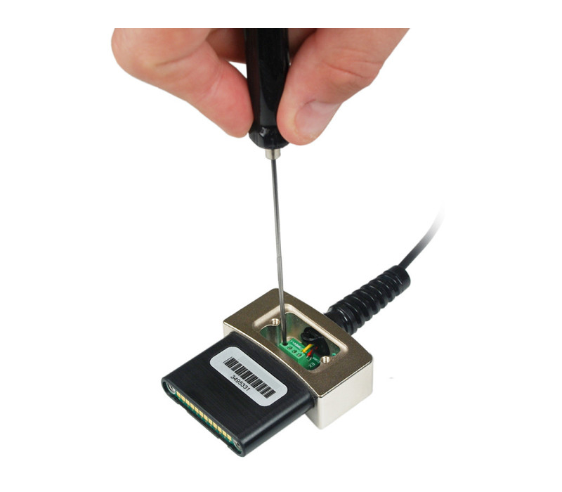 Los cables del sensor pueden conectarse a un bloque de terminales de tornillo.