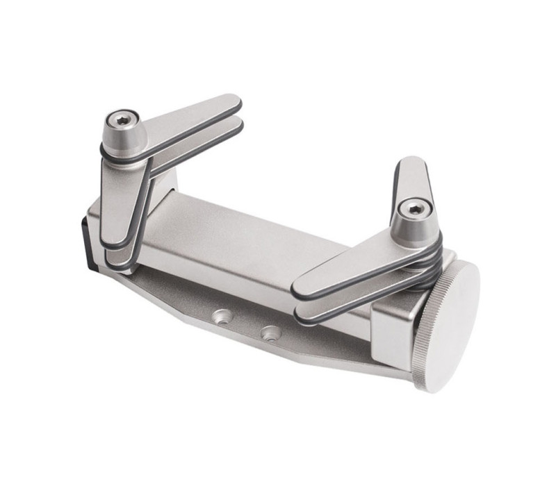 La pinza para botellas G1023 opcional es una solución flexible para muchas aplicaciones de torsión. Dos juegos de 4 brazos de agarre con bordes de goma pueden ajustarse independientemente en incrementos de 45° para adaptarse a una gran variedad de formas y tamaños de botellas.
