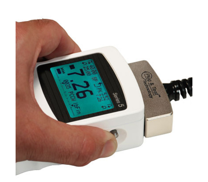 El conector Plug &amp; Test® se bloquea en el receptáculo del indicador cuando está completamente insertado. Los dos botones de la carcasa del indicador liberan el conector para facilitar su extracción. Los contactos de resorte chapados en oro garantizan una conexión duradera y fiable. Los sensores se venden por separado.