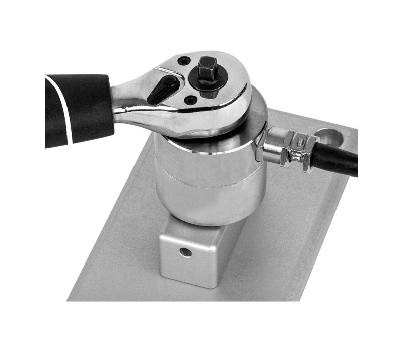 R55 mostrado en una aplicación de calibrado de llave dinamométrica utilizando el kit de montaje de sobremesa AC1010 opcional.