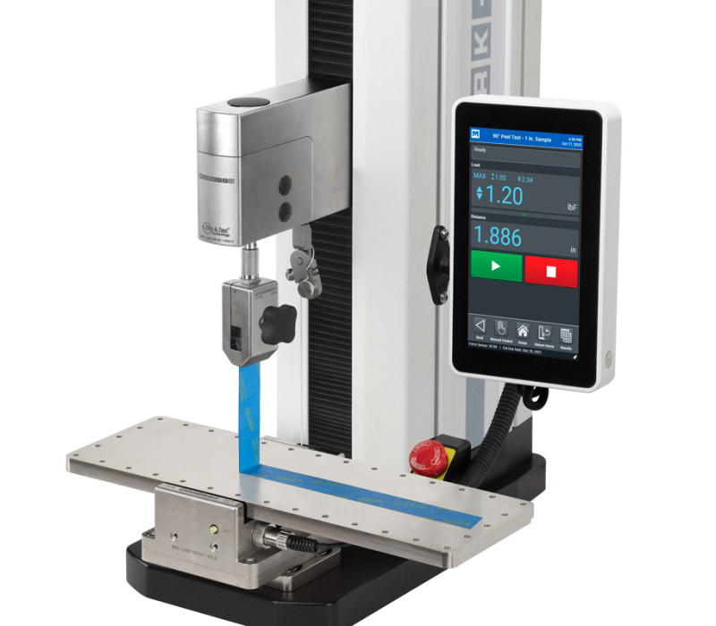 F305-EM con un montaje para un ensayo de pelado a 90° utilizando el dispositivo G1109