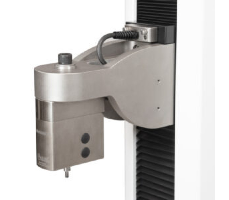 Se muestra un marco de pruebas avanzado F1505 con un sensor de fuerza FS05-20 conectado con un adaptador AC1083.