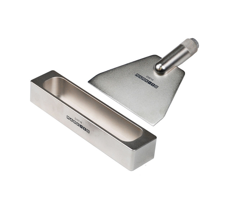 El dispositivo de plegado G1071 consta de una matriz superior y otra inferior. Las dimensiones se ajustan a la norma TAPPI T829.