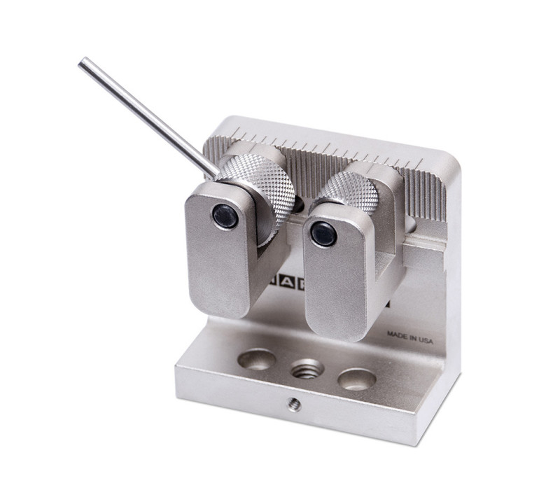 Vista frontal de la G1085. Las levas dentadas aseguran eficazmente una amplia variedad de formas y tamaños de muestras.