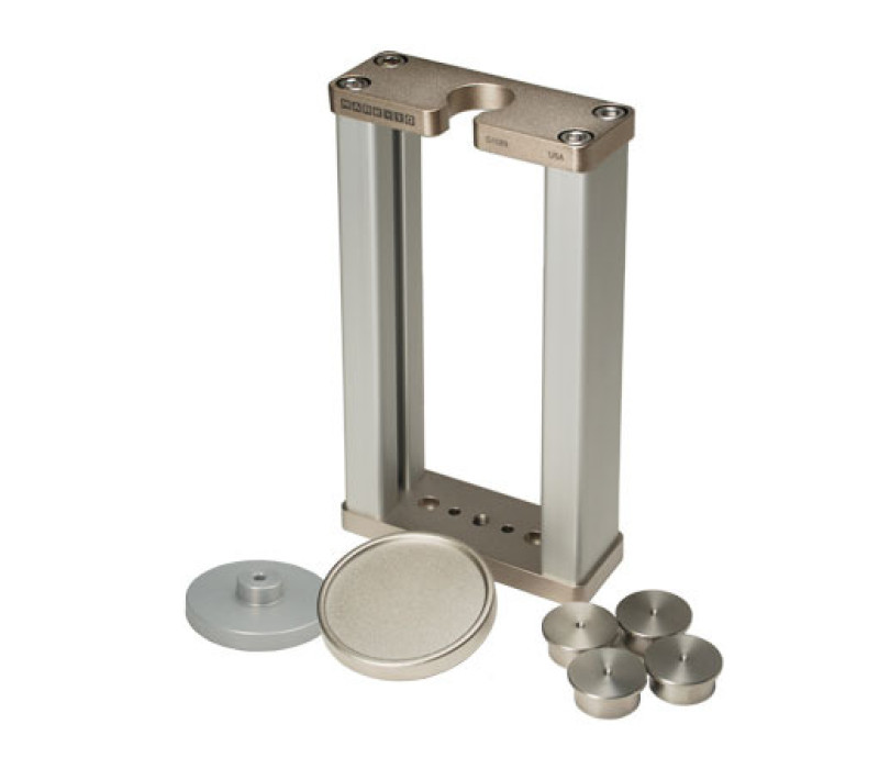 G1089 incluye cuatro insertos de acero inoxidable perforables en blanco con orificios piloto, bandeja para vasos, placa de compresión de 51 mm (2 pulgadas) de diámetro y tornillería para el montaje del banco de pruebas.
