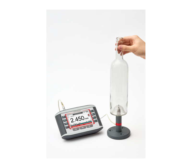 MiniTest FH con sonda estándar FH 4 en un soporte, medición del grosor de una botella de vidrio