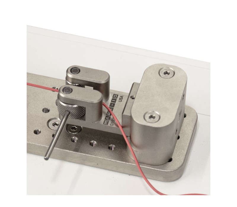 Conjunto opcional de agarre con doble rodillo AC1133. Los rodillos moleteados con acción de leva aseguran el extremo libre del cable. Sustituye el agarre estándar en cuña. Basado en el modelo de agarre G1002.