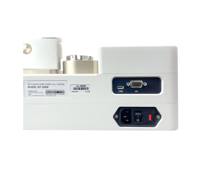 Vista trasera del WT-205M: Incluye salidas USB, RS-232, Mitutoyo (Digimatic), analógica y de punto de consigna. Fabricado por Mark-10 Force and Torque Measurement.